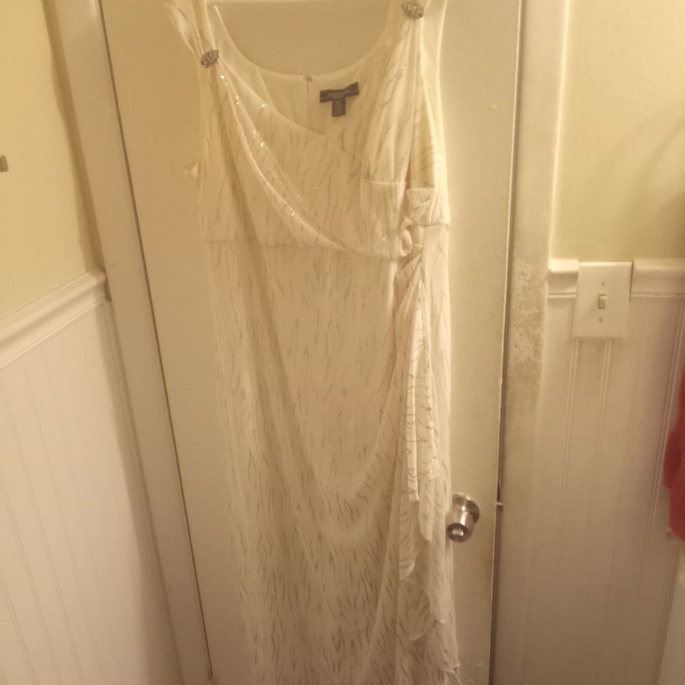 Elegant White Evening Gown Size 18 W